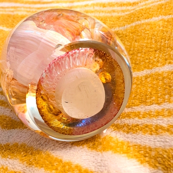Pale pink and gold glass swirl paperweight - Picture 4 of 4
